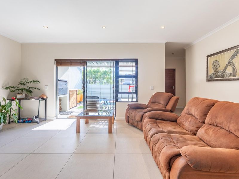 Stylish & Sunny 3-Bedroom Home with Pool – Parklands North - Photo 5