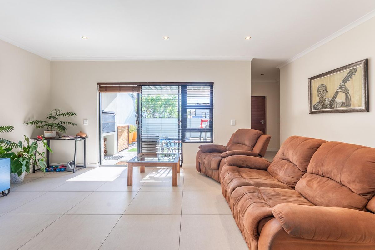 Stylish & Sunny 3-Bedroom Home with Pool – Parklands North - Photo 5