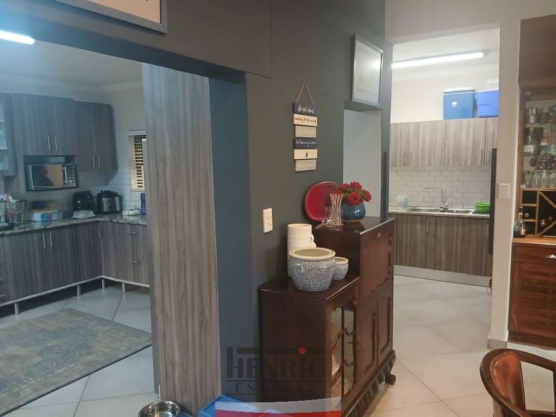 3 Bedrooms, 3 bathrooms, 2 Garages - Oceanview - Photo 9