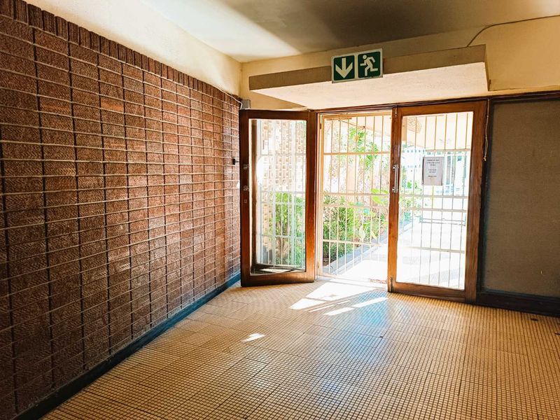 Spacious Corner Flat – Ideal Investment or First Home in Westdene - Photo 4