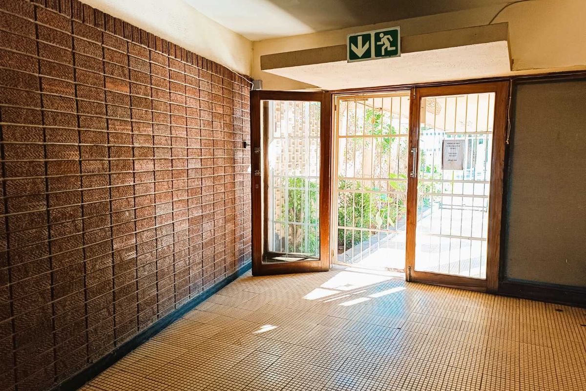 Spacious Corner Flat – Ideal Investment or First Home in Westdene - Photo 4