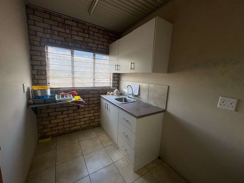 Offices & Warehouse to Let in Lafrenz Industrial Area - Photo 3