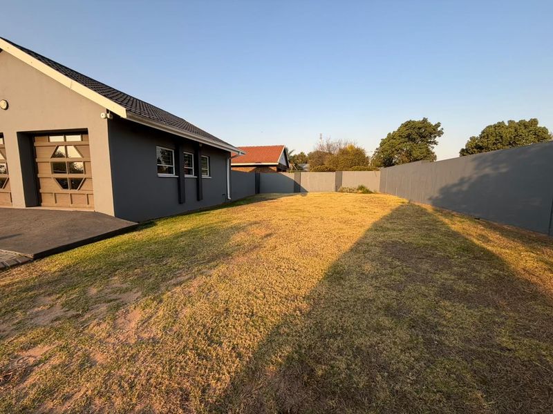 Spacious Family Living with Endless Outdoor Space & Modern Comfort - Photo 4