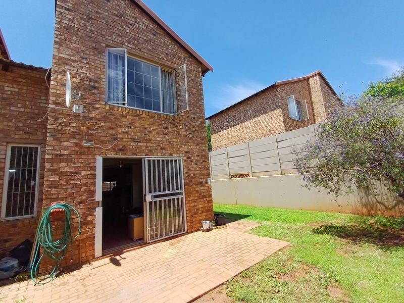 Charming Pet-Friendly Duplex with Enclosed Garden - Photo 5