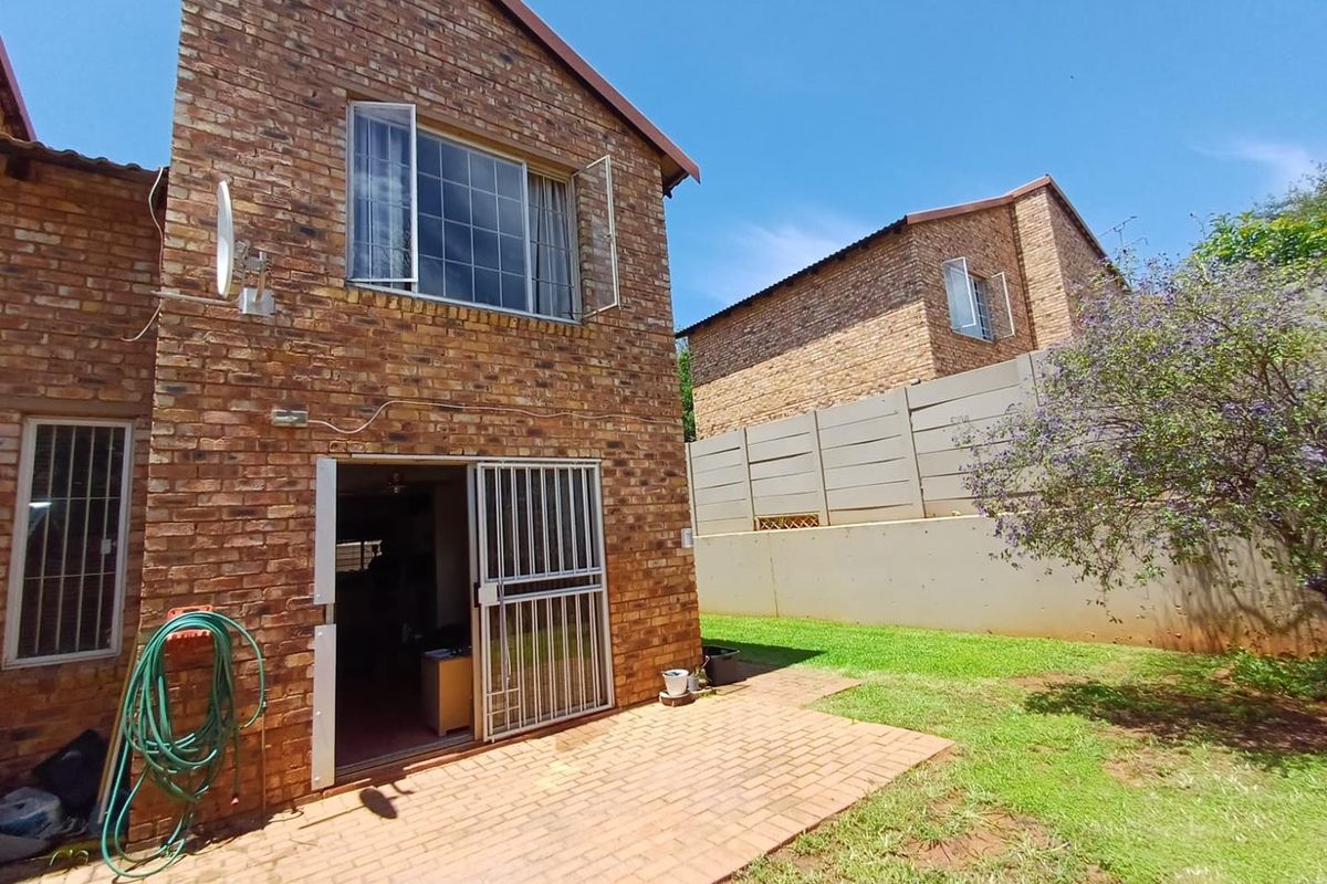 Charming Pet-Friendly Duplex with Enclosed Garden - Photo 5