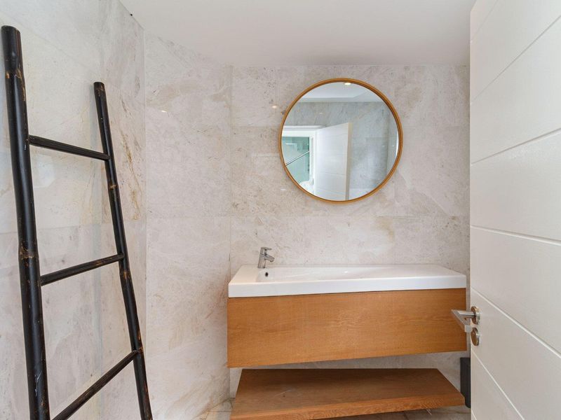 A Modern Sanctuary of Refined Coastal Living - Photo 10