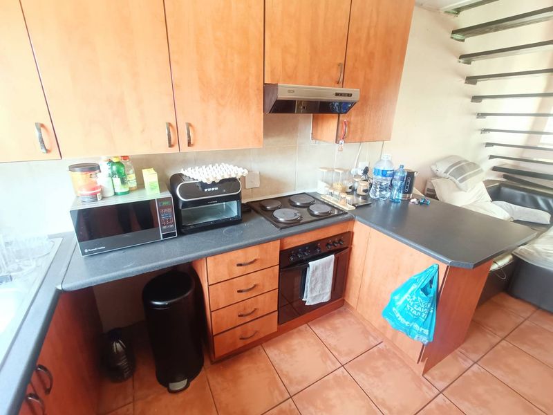 BEAUTIFUL TOWNHOUSE FOR SALE IN SECURE COMPLEX!!!! - Photo 3