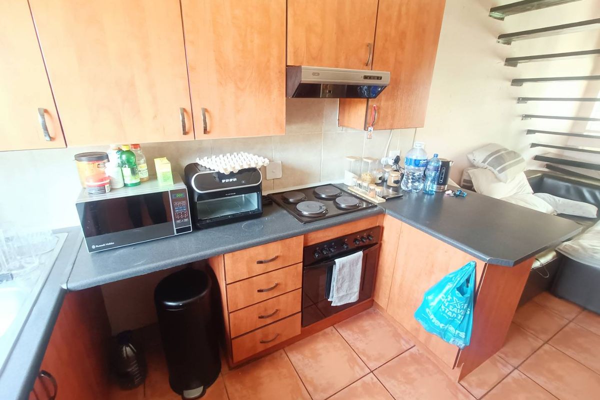 BEAUTIFUL TOWNHOUSE FOR SALE IN SECURE COMPLEX!!!! - Photo 3