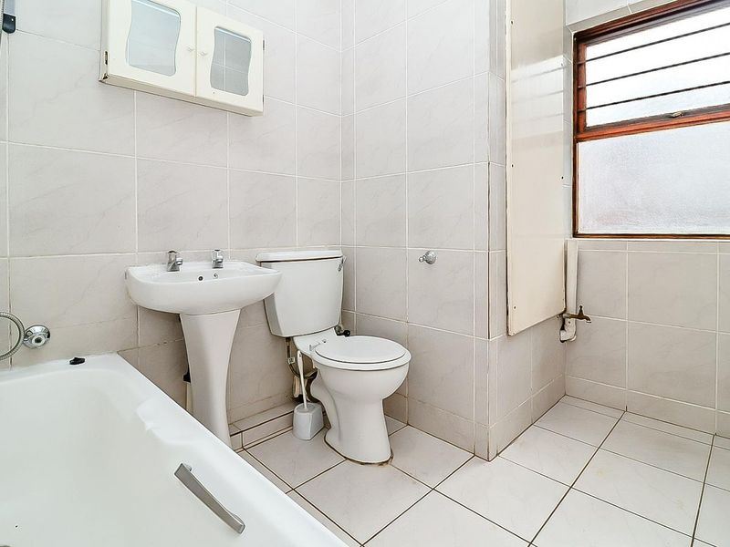 Ideal First Time Buy - Secure Lock-Up and Go Garden Unit. - Photo 9