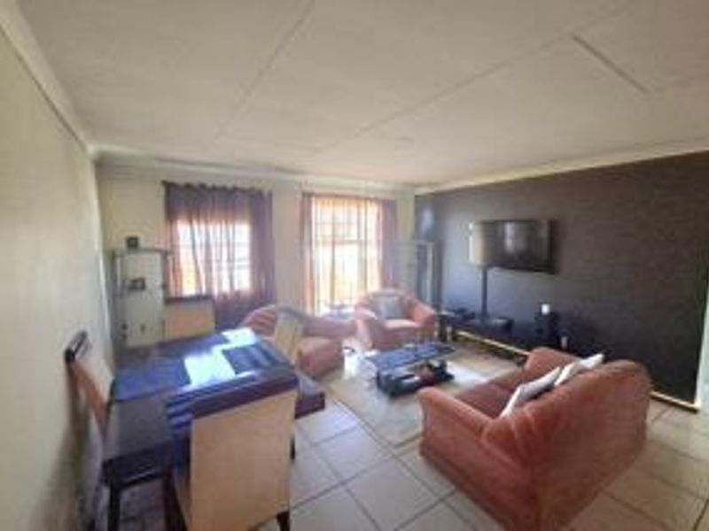 2 Bedroom Townhousse in Verwoerdpark - Photo 7