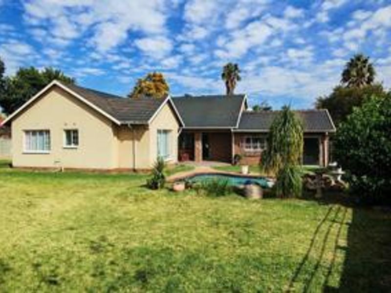 **Three Bedroom Home | Two Bathrooms | Two Garages | Swimming Pool | Staff Accommodation** - Photo 4