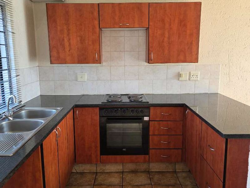 LOCK UP AND GO LOFT APARTMENT - Photo 5