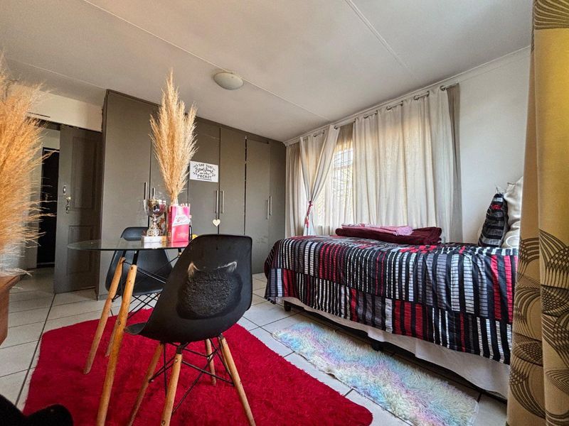 Spacious 3-Bedroom Home with a flatlet for investment - Photo 4