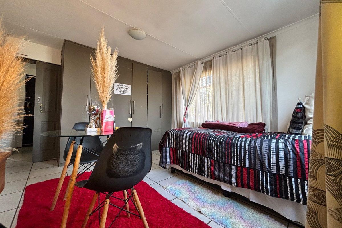 Spacious 3-Bedroom Home with a flatlet for investment - Photo 4