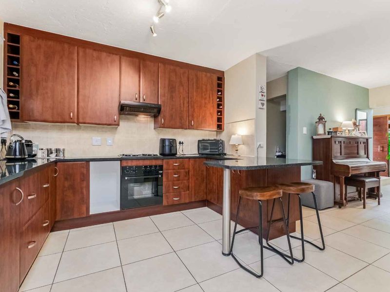 Exquisite 3-Bedroom 2 Bathroom Family Home in a Secure Complex - Photo 4