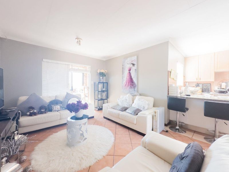 2 Bedroom Townhouse with en-closed balcony - Photo 6