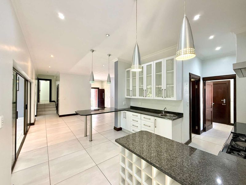 Spacious double-storey home located in Olympus - Photo 8