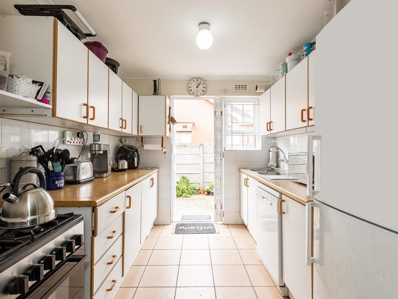 Beautiful 3-Bedroom Home in a Peaceful Neighbourhood - Photo 8