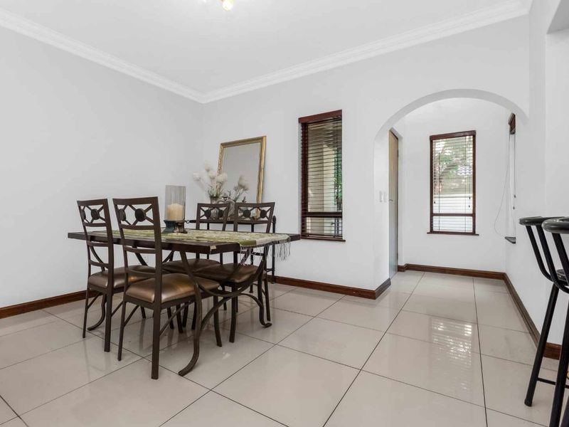 FABULOUS CORNER DUPLEX UNIT IN A SOUGHT-AFTER LIFESTYLE ESTATE, BOASTING LOADS OF NATURAL LIGHT - Photo 4