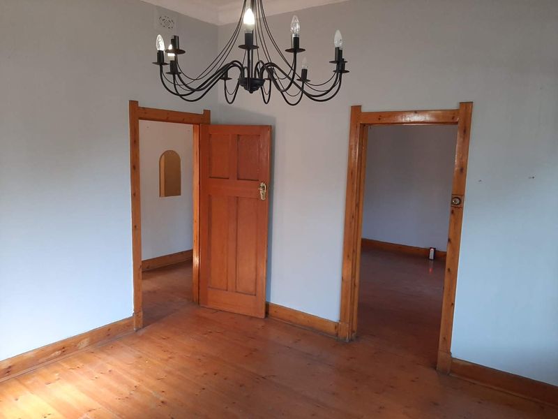 Charming and Spacious Old-Style Home with Income-Generating Flatlet - Photo 6