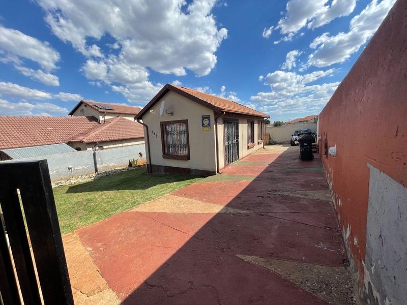 A Spacious and well maintained 3 Bedroom House available to rent - Photo 3