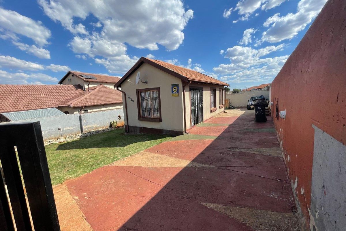 A Spacious and well maintained 3 Bedroom House available to rent - Photo 3