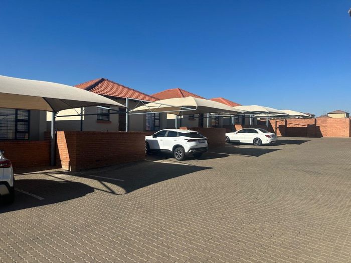 Property #2398304, Townhouse For Sale in The Reeds