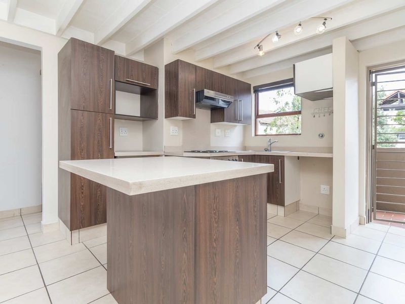 Two Bedroom Loft Apartment - "Live in Luxury with no transfer fees" - Photo 5