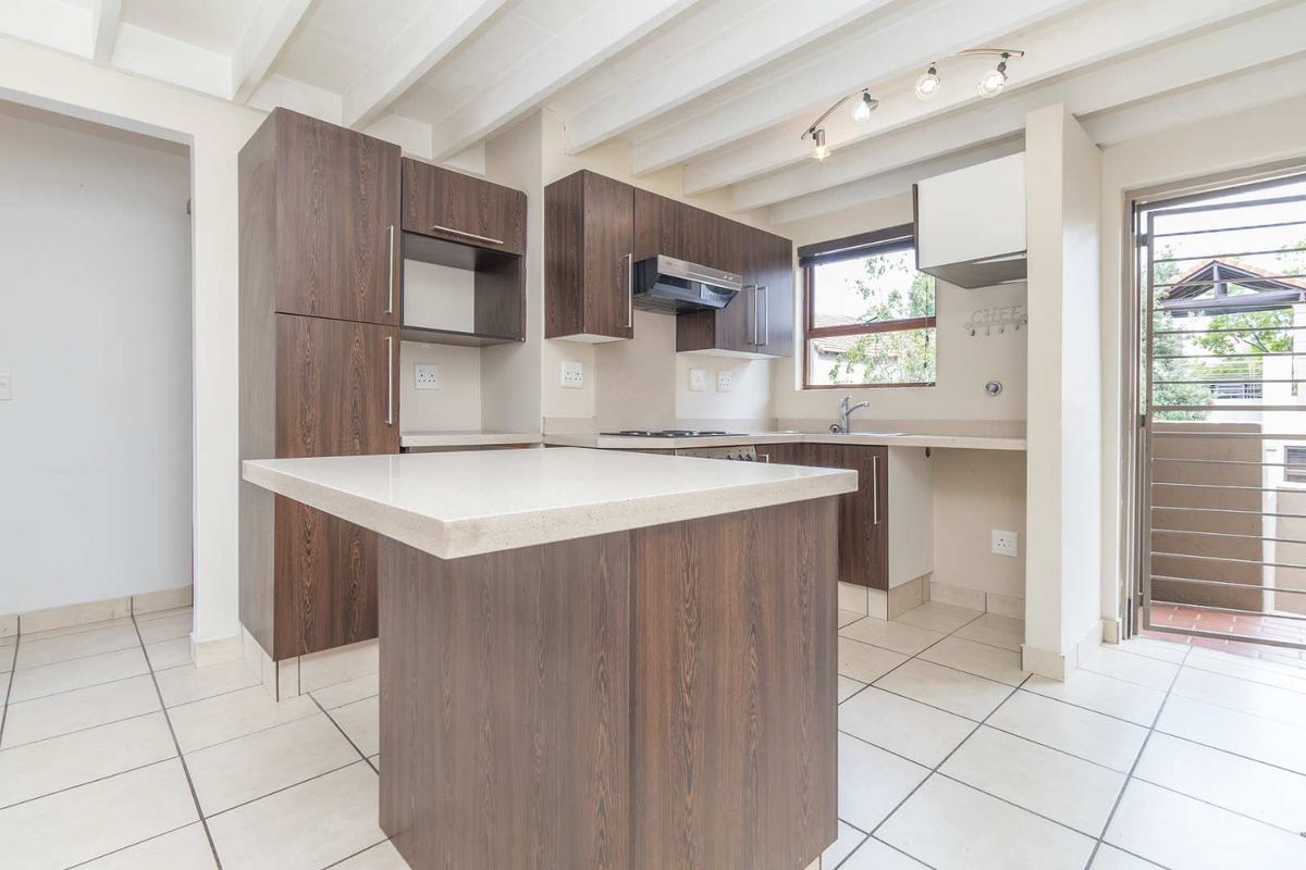 Two Bedroom Loft Apartment - "Live in Luxury with no transfer fees" - Photo 5