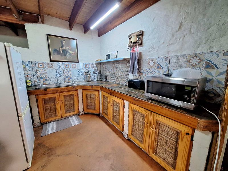 Dual-Living: Spacious 5-Bedroom House with Pool and Privacy - Photo 10