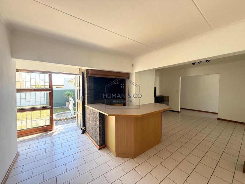 Spacious family home in central area - Photo 6