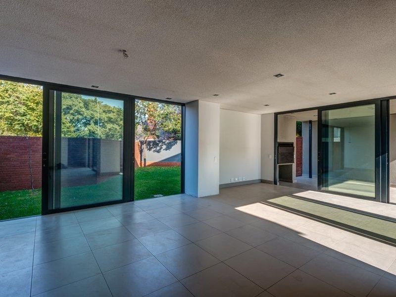 Comtemporary Living in Prestigious Waterkloof Ridge! - Photo 5