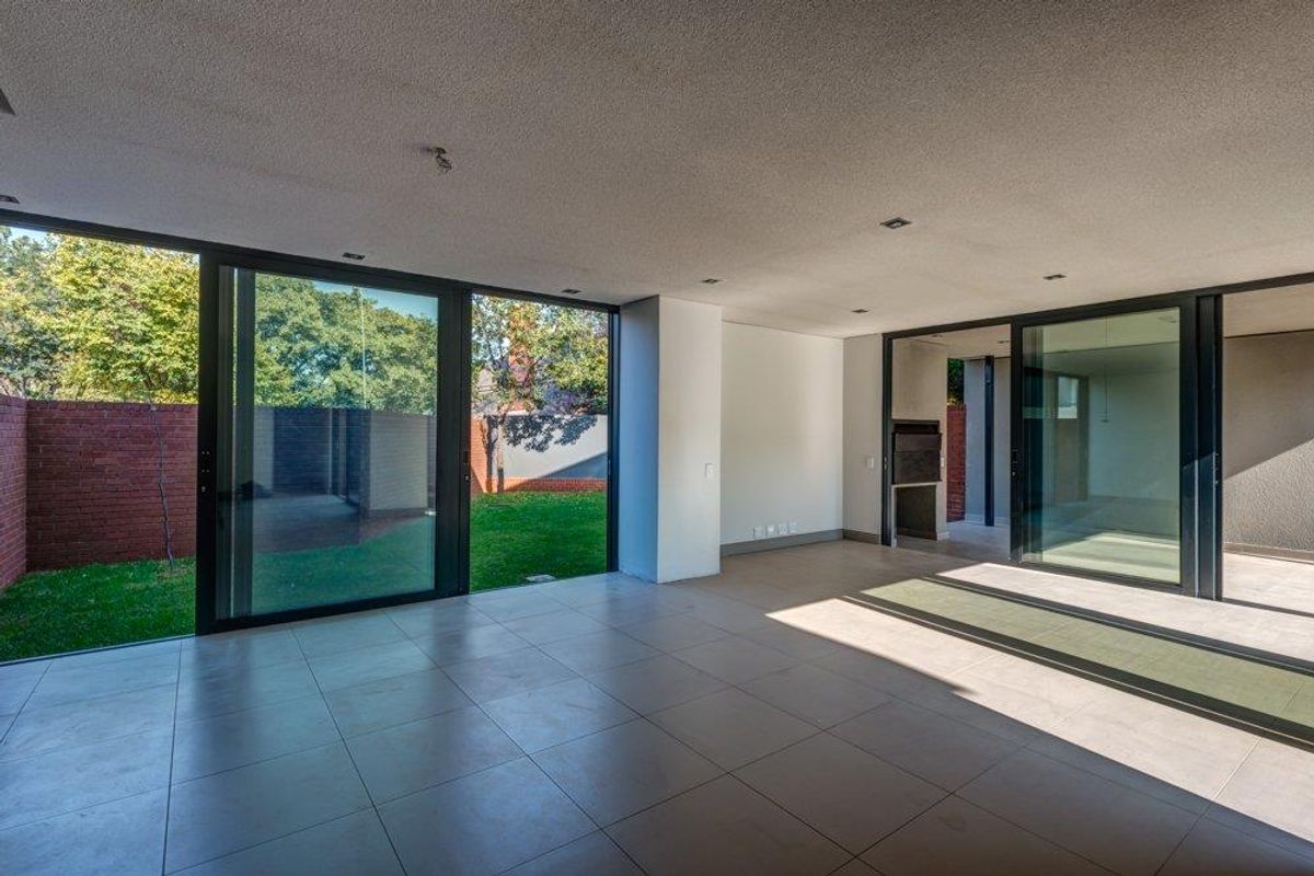 Comtemporary Living in Prestigious Waterkloof Ridge! - Photo 5