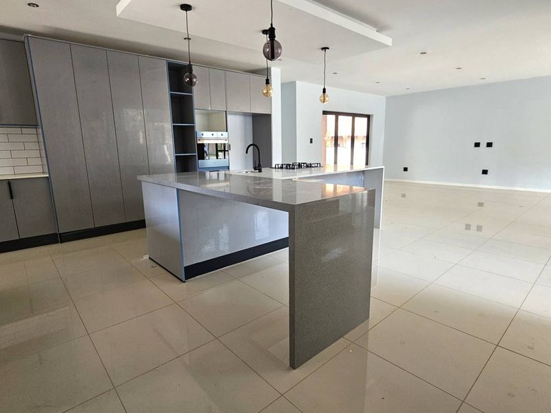 Executive 5 Bedroom House in Melodie Hartbeespoort - Photo 4