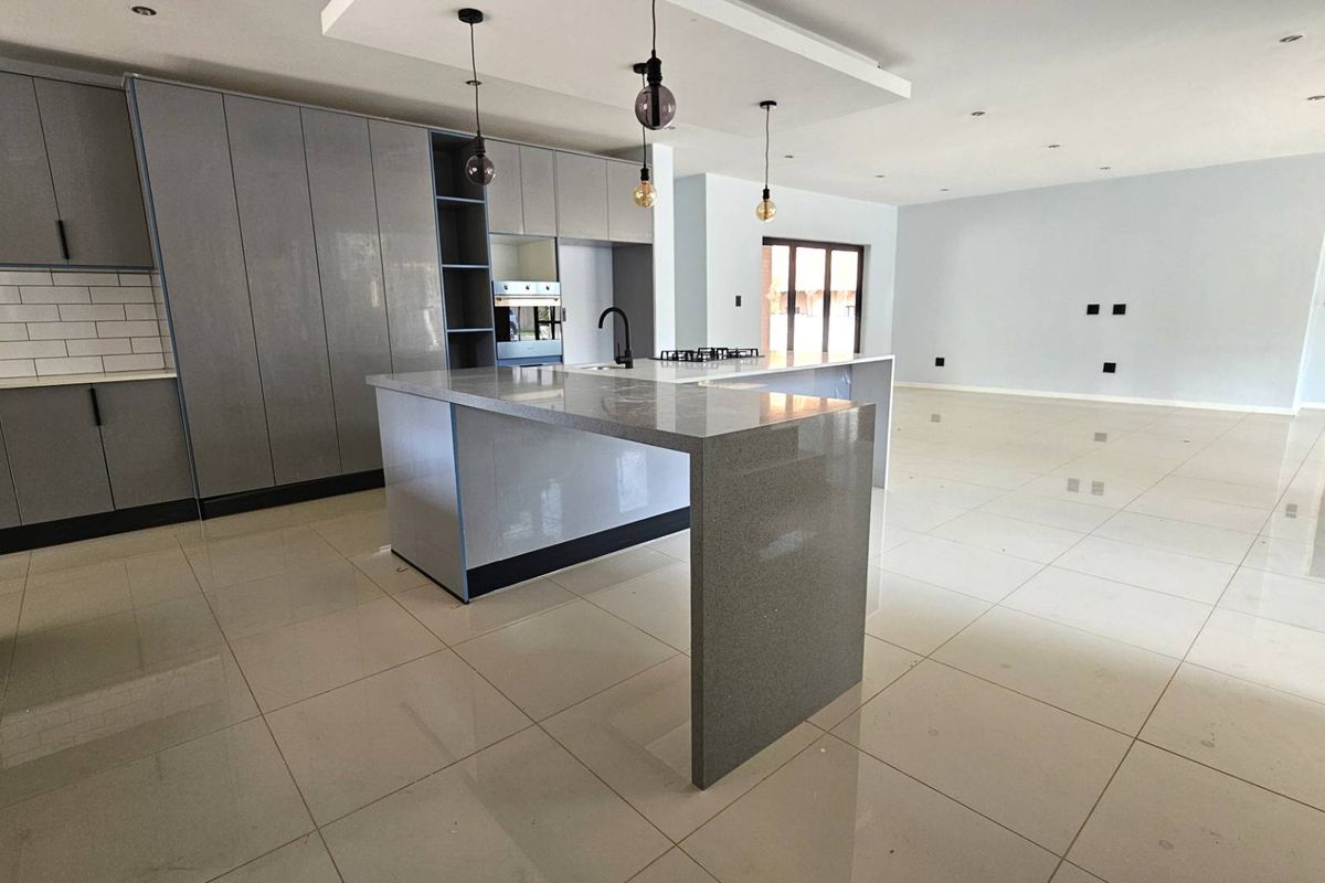 Executive 5 Bedroom House in Melodie Hartbeespoort - Photo 4