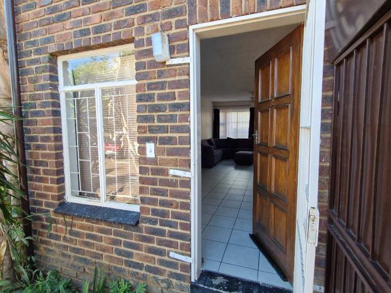 2 Bedroom Townhouse for rent in Silverton. - Photo 5