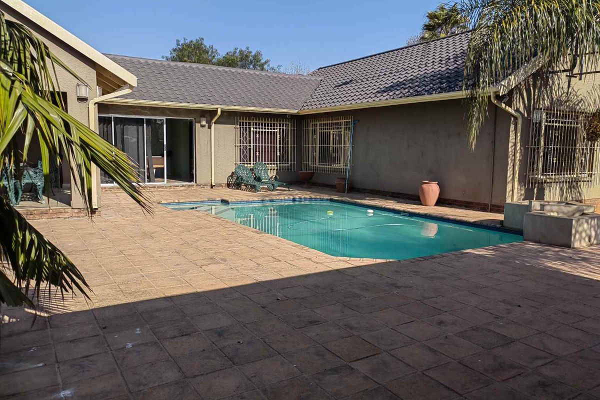 Where Modern Style Meets Family Comfort - Photo 4