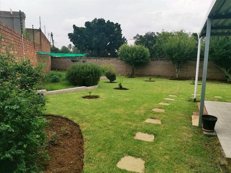 Low maintenance facebrick home in soon to be enclosed area - Photo 2