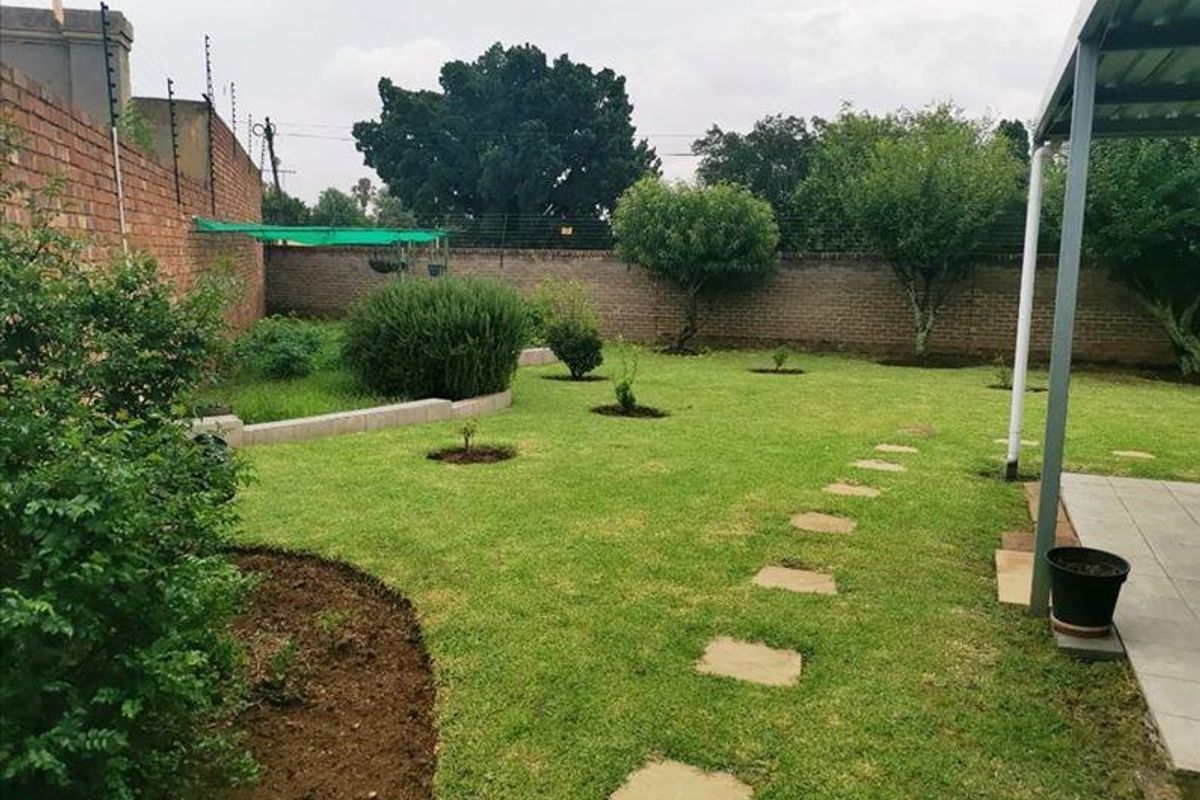 Low maintenance facebrick home in soon to be enclosed area - Photo 2