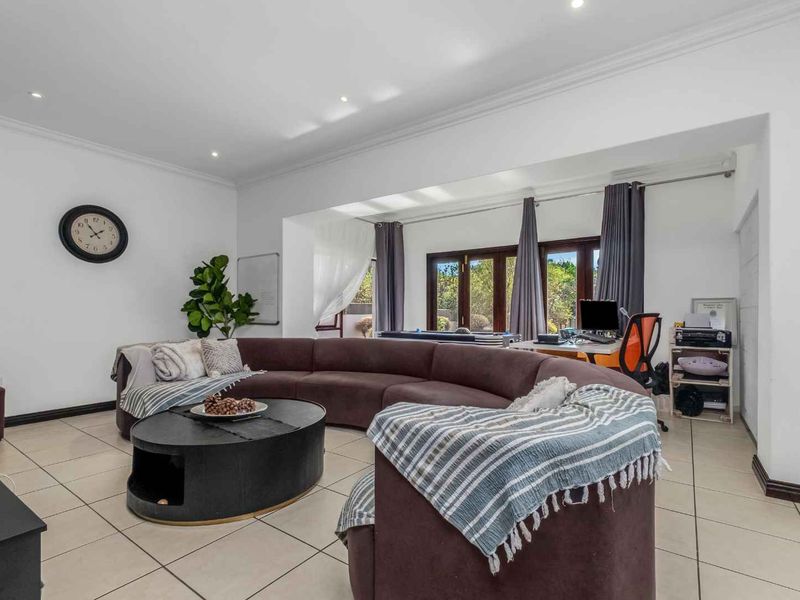 STYLISH PRIVATE 4 BEDROOM ENTERTAINER RESIDENCE, PERFECTLY POSITIONED IN THE STRATFORD GARDENS. - Photo 9