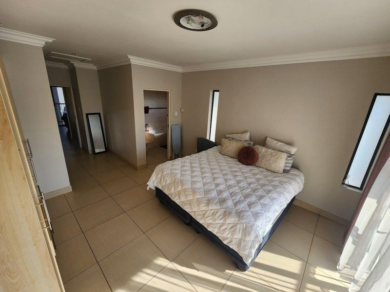 Modern Elegance Meets Family Comfort in Bloemfontein! - Photo 9