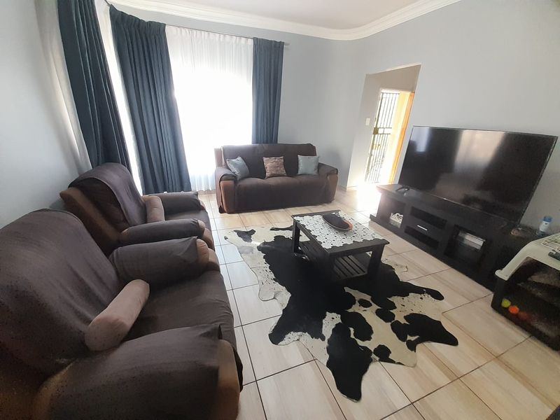 Stunning Family Home with Flexible Living Options - Photo 5