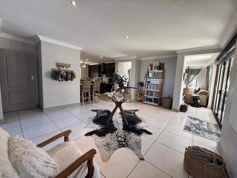 4 Bedroom, 1 Study, Servants Q, Double garages in Newmark Estate - Photo 3