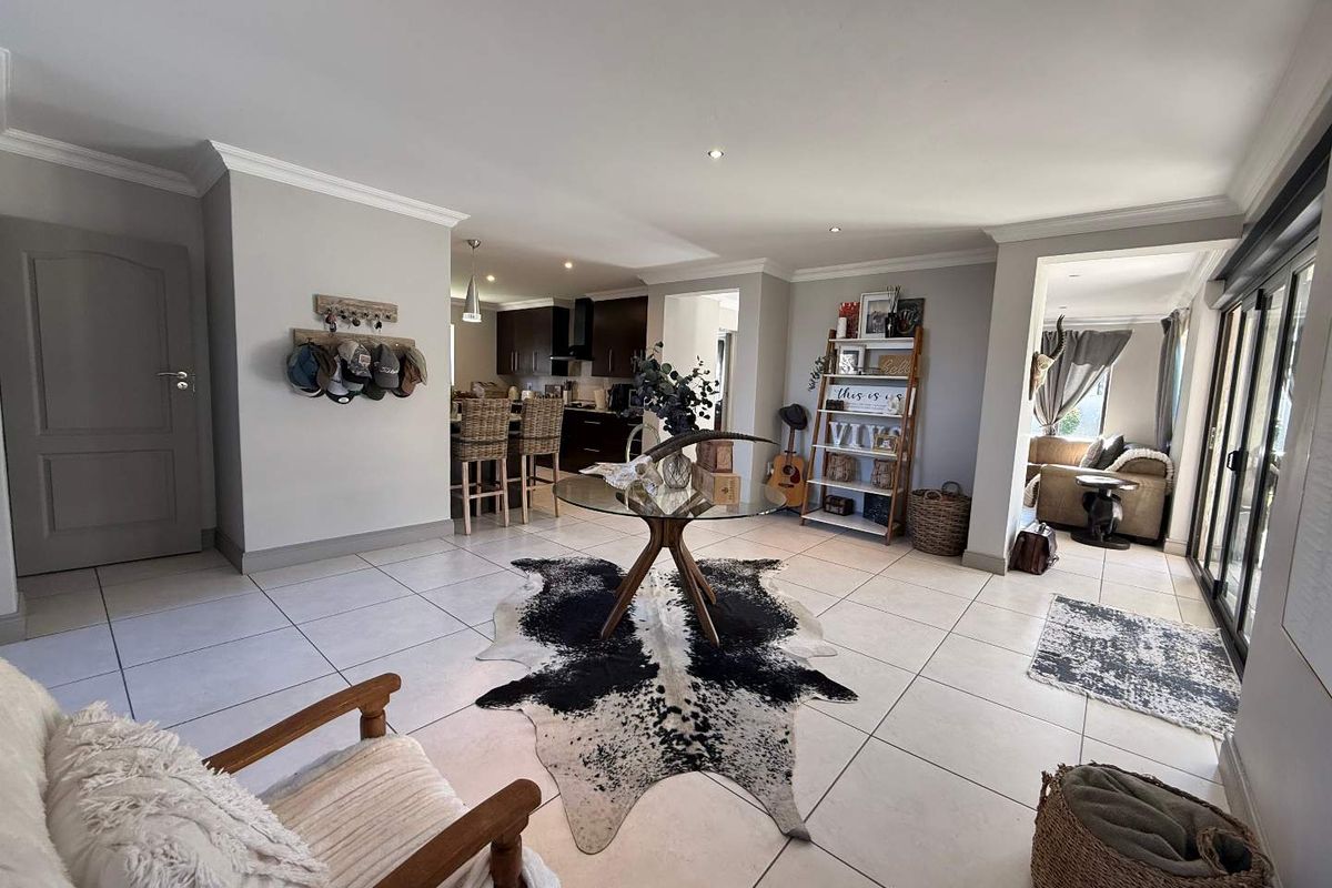 4 Bedroom, 1 Study, Servants Q, Double garages in Newmark Estate - Photo 3