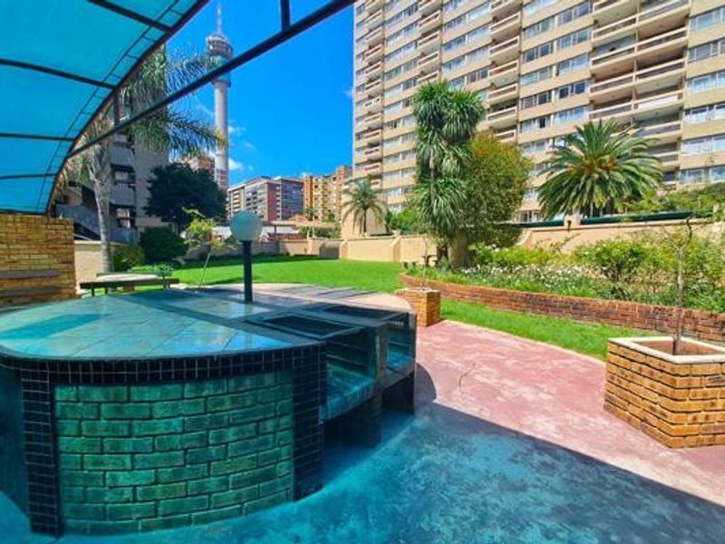 Spacious Apartment in Secure Majestic Towers, Parktown - Photo 3