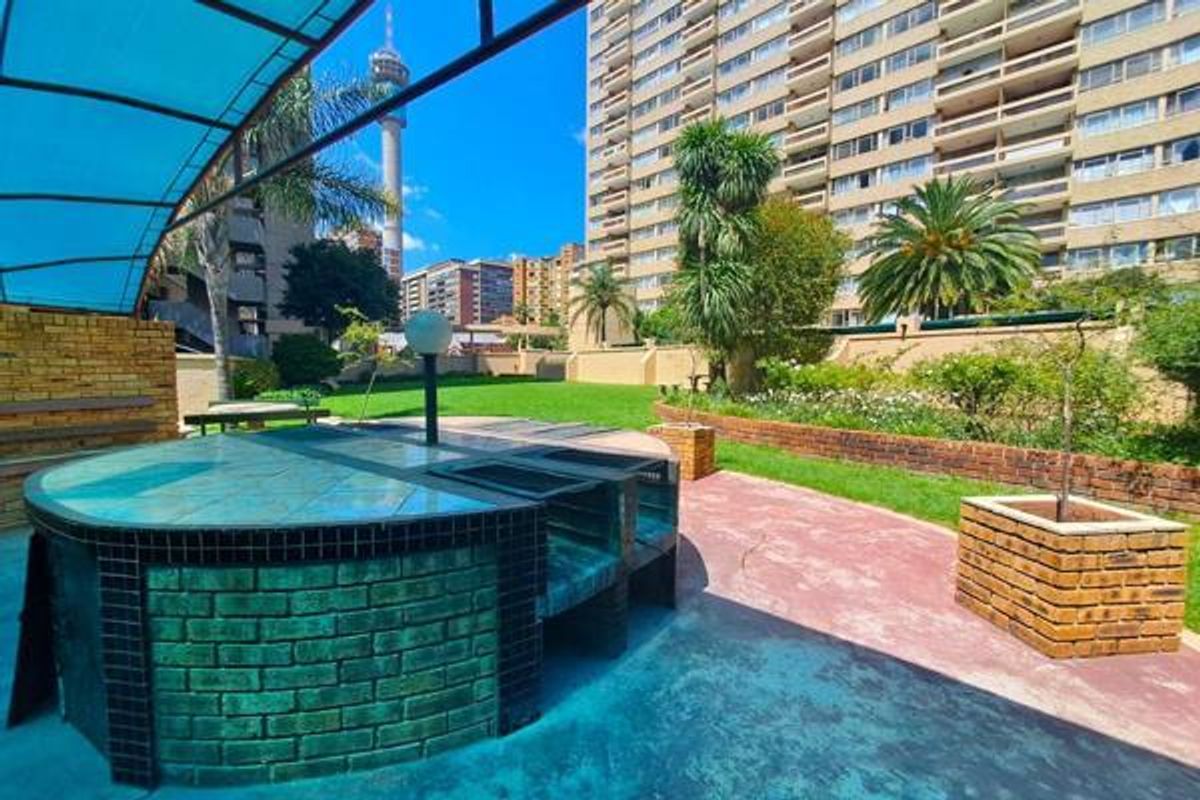 Spacious Apartment in Secure Majestic Towers, Parktown - Photo 3
