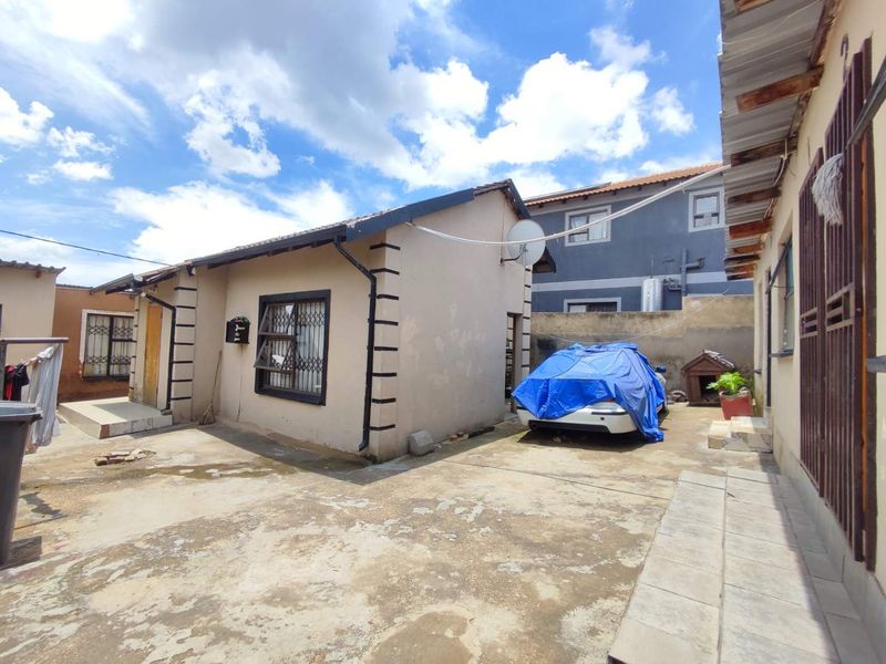 8 Bedroom House ti Sale in Cosmo City - Photo 2