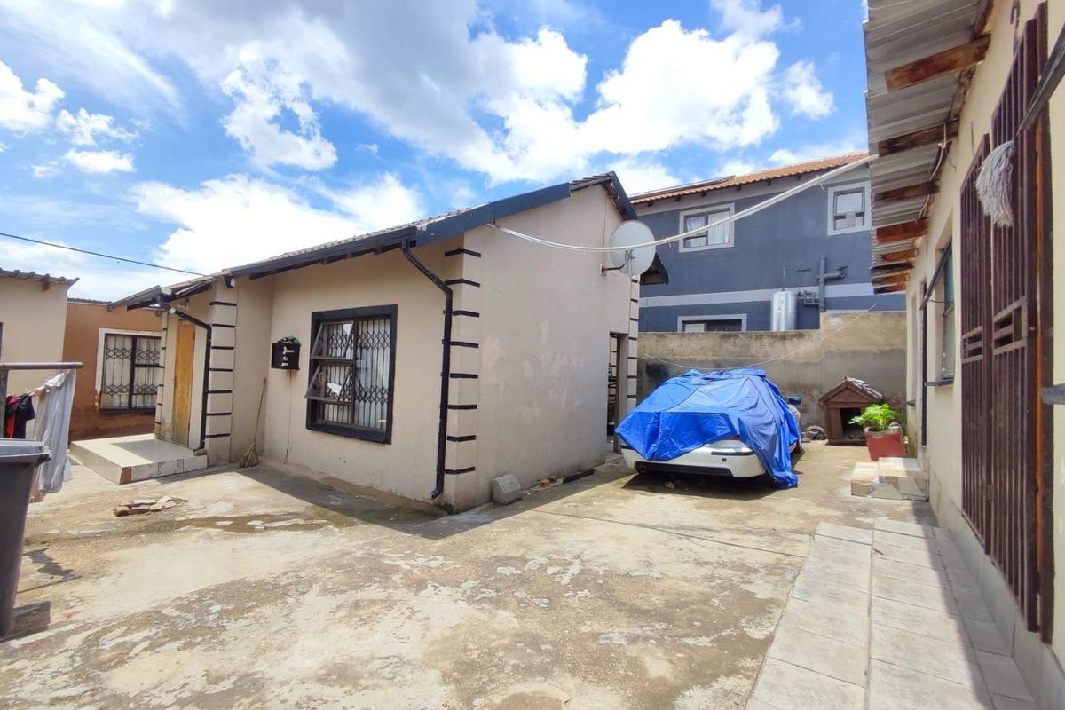 8 Bedroom House ti Sale in Cosmo City - Photo 2