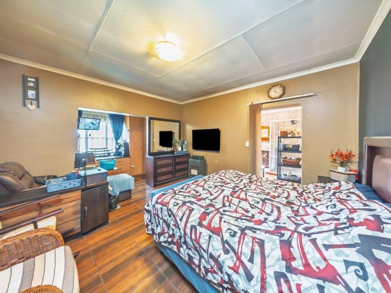 Spacious Family Home with Cottage & Exceptional Entertainment Features in Edenvale Central - Photo 4