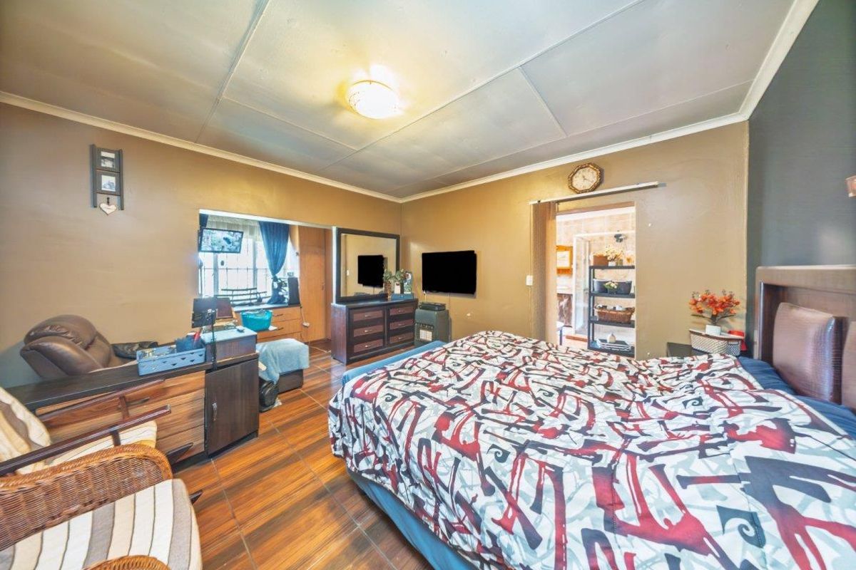 Spacious Family Home with Cottage & Exceptional Entertainment Features in Edenvale Central - Photo 4
